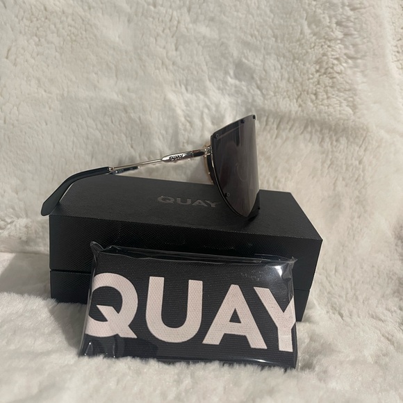 Quay Australia Black Sunglasses on set - Picture 5 of 7